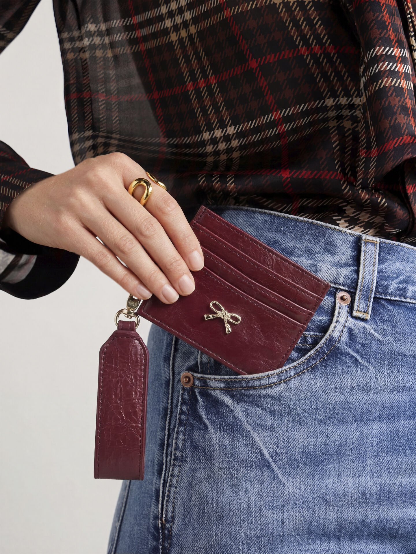 Kadın Fiyonk Detaylı Anahtarlıklı Parlak Suni Deri Kartlık