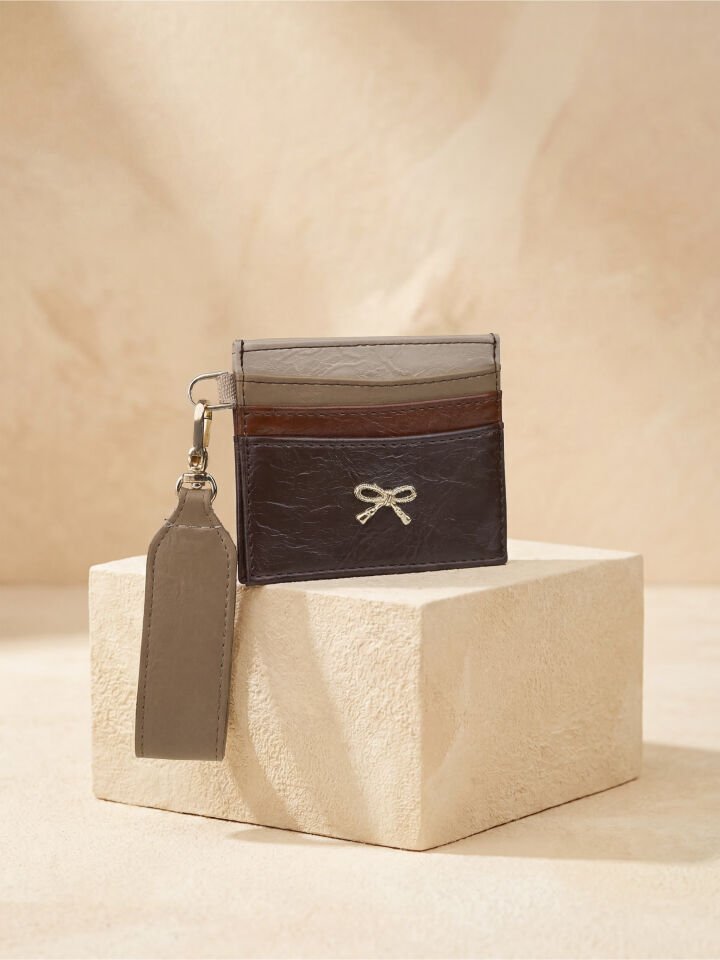 Kadın Fiyonk Detaylı Anahtarlıklı Parlak Suni Deri Kartlık