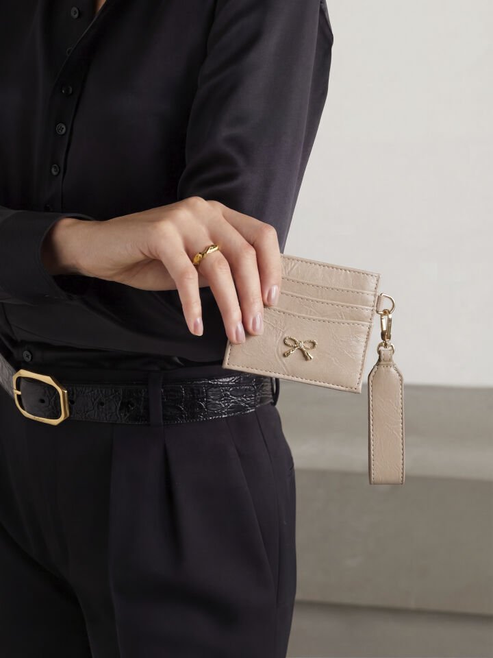 Kadın Fiyonk Detaylı Anahtarlıklı Parlak Suni Deri Kartlık