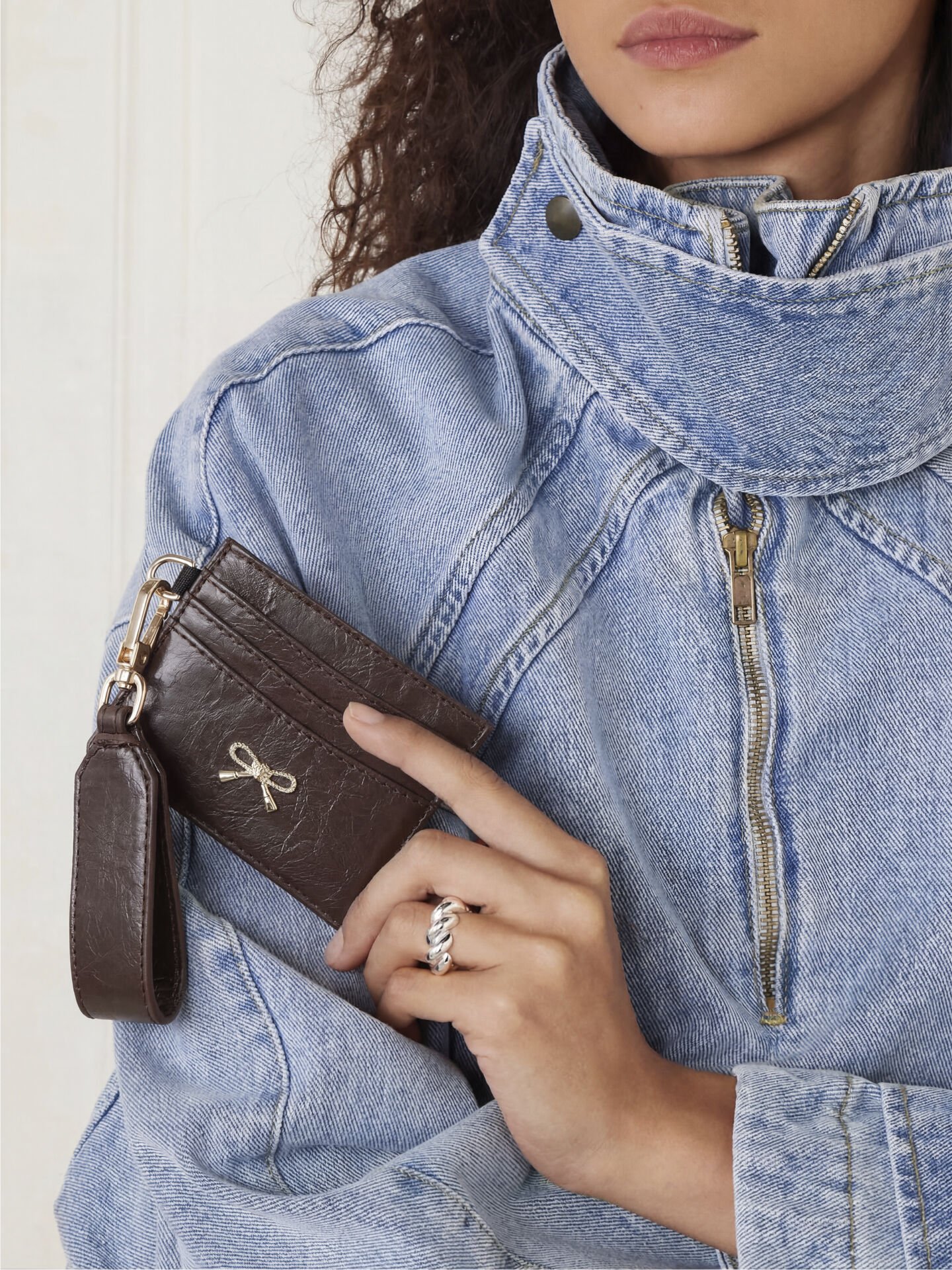 Kadın Fiyonk Detaylı Anahtarlıklı Parlak Suni Deri Kartlık